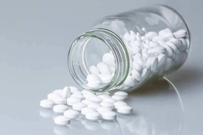 成長とともに、ふたを開けたり、扉や引きだしを開けることもできるようになりますので、医薬品の保管場所には注意しましょう