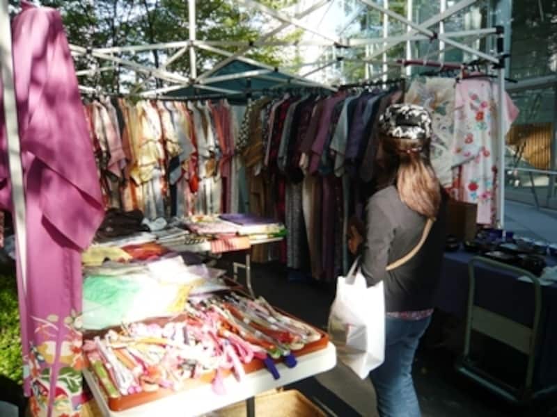 未使用の掘り出し物も多数『デザイン・アベニュー』。帯は状態が良くて1000円というものも！