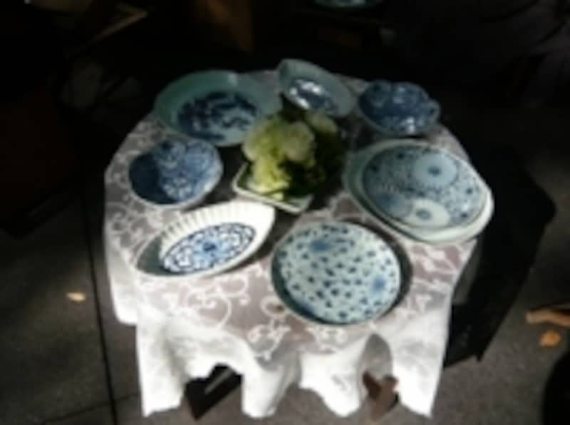 古伊万里もこうやってみると西洋食器のよう。フラワーアレンジメントも素敵