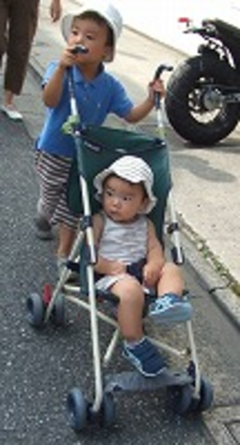 お兄ちゃんがアンブレラストローラーを押します