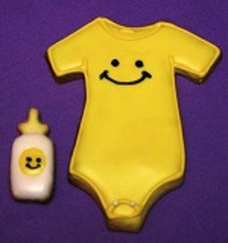 アイシングしたベビー服＆ほにゅうびんクッキー