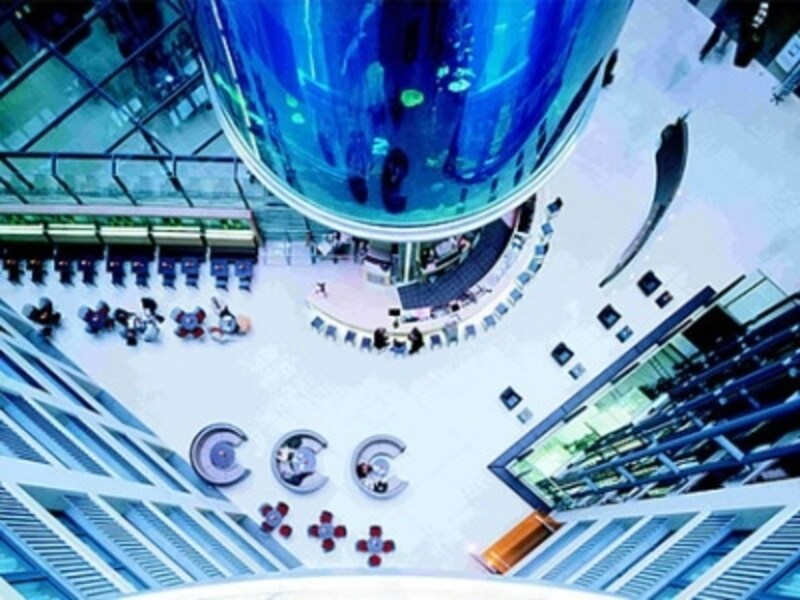 ロビーはまるで水族館! © Radisson Blu Hotel Berlin
