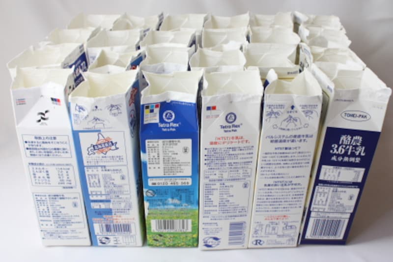 飲み終わった牛乳パックを洗って乾かします。ひとつの椅子を作るためには24個の牛乳パックを用意します。