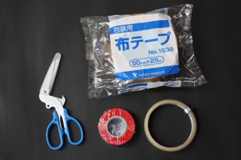 用意する道具は、布製ガムテープ・はさみ・ビニールテープまたはセロハンテープ。鉛筆も使用します。