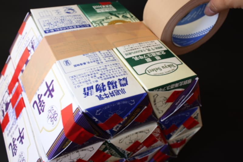 布製ガムテープでぐるっと1周巻きます。力を入れてギューッと巻きつけます。ガムテープを巻くには力がいるので大人が巻いたほうが奇麗にまとまるでしょう。