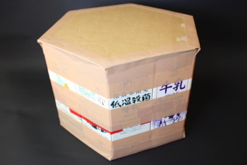 座面と底面に2枚のダンボールをそれぞれ貼りつけ終わったところです。