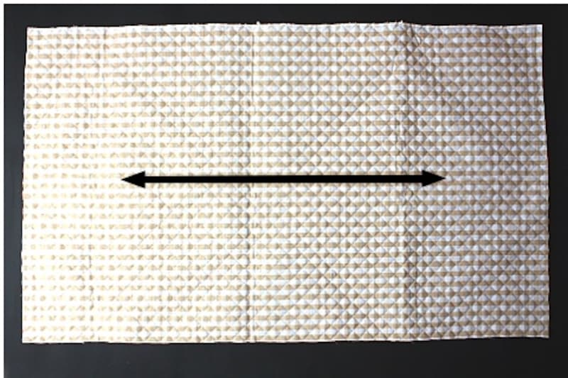 90cm×55cmのキルティング生地を用意します。生地を切るためのはさみも用意します。
