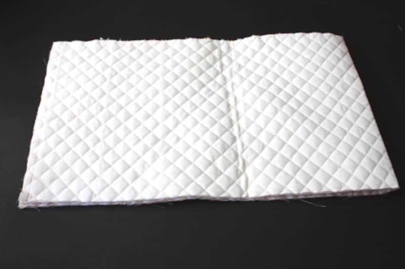 90cm×25cmに切った布を中表にして真ん中からふたつに折ります。