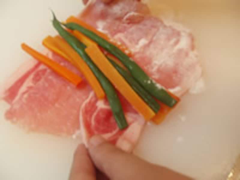 豚肉で野菜を巻く