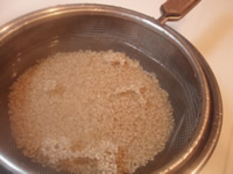 玄米を洗う