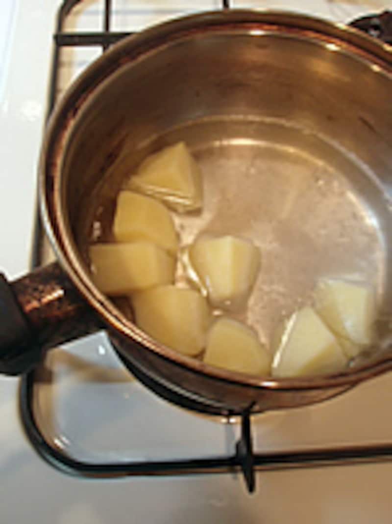 4つ切りにしてゆでる