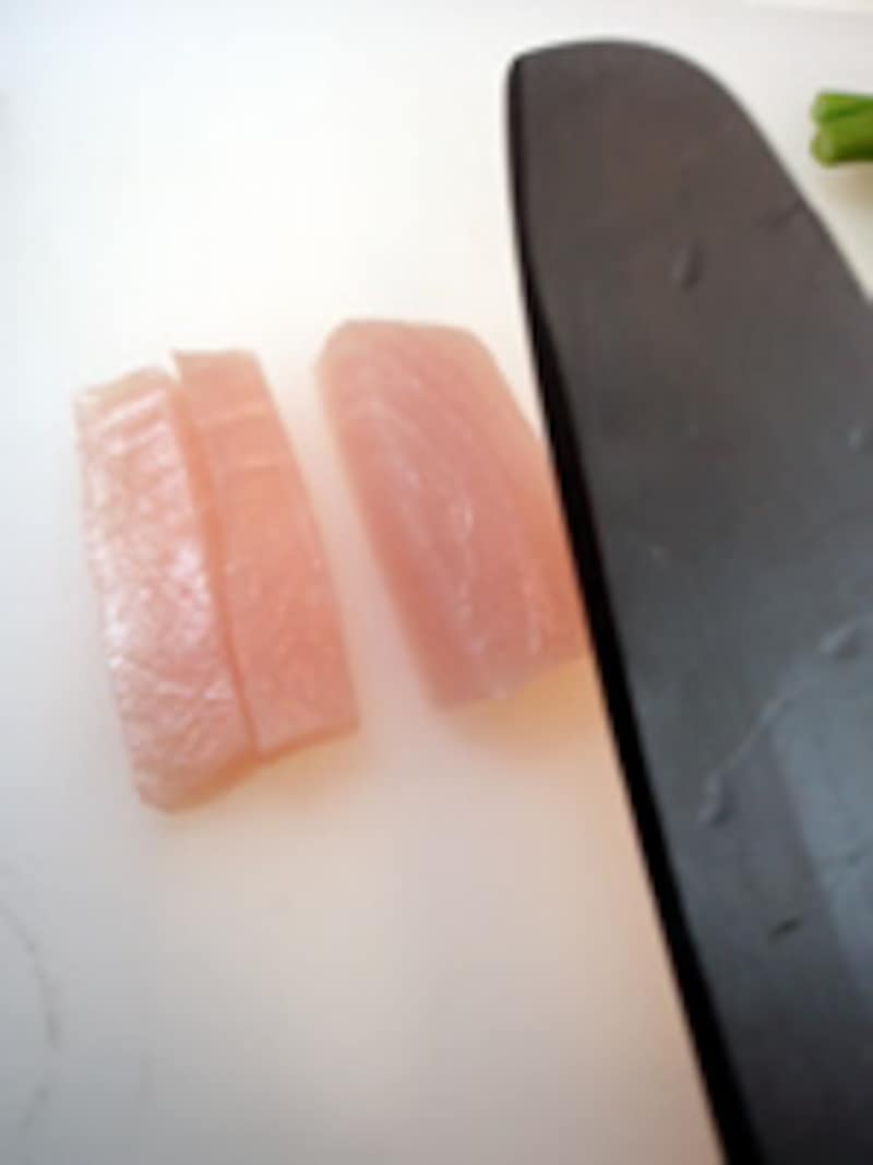 カジキマグロを切る