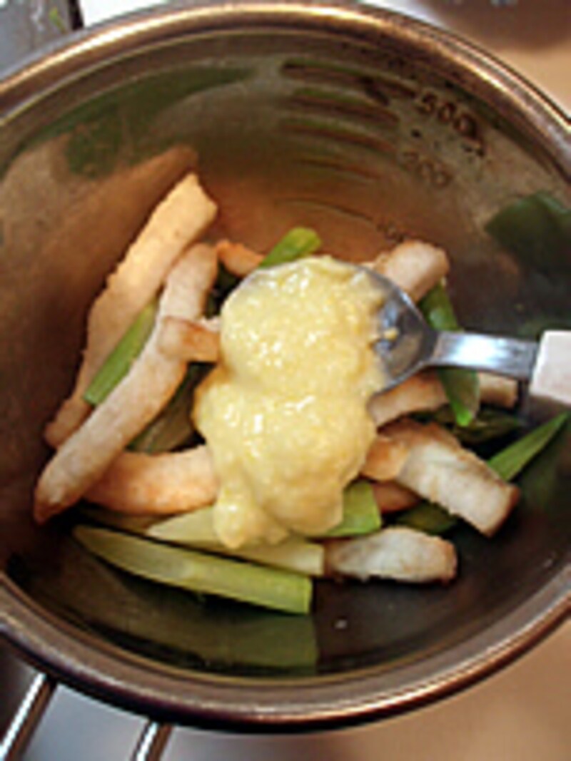 カジキマグロとアスパラをあえる