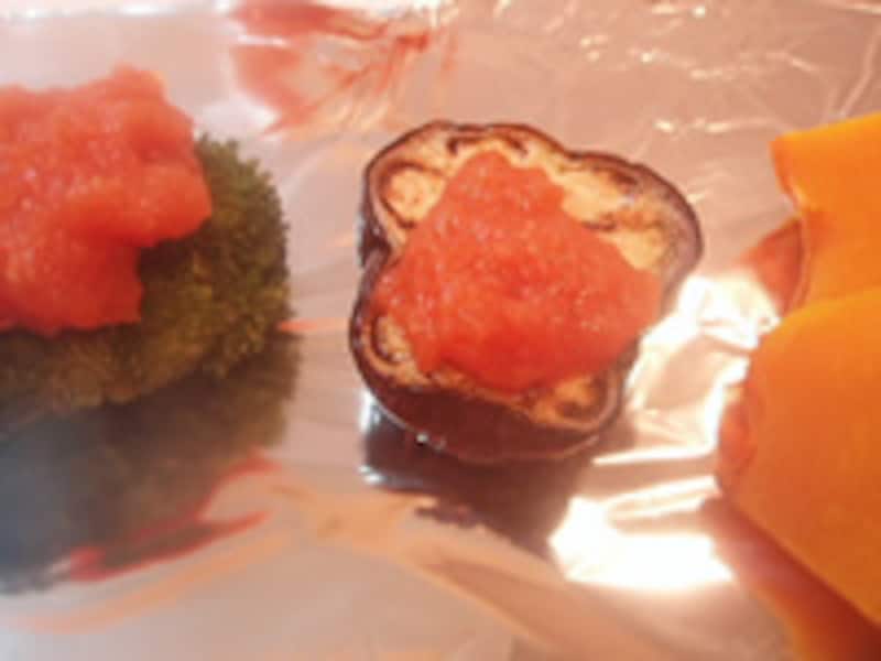 野菜にトマトをのせる