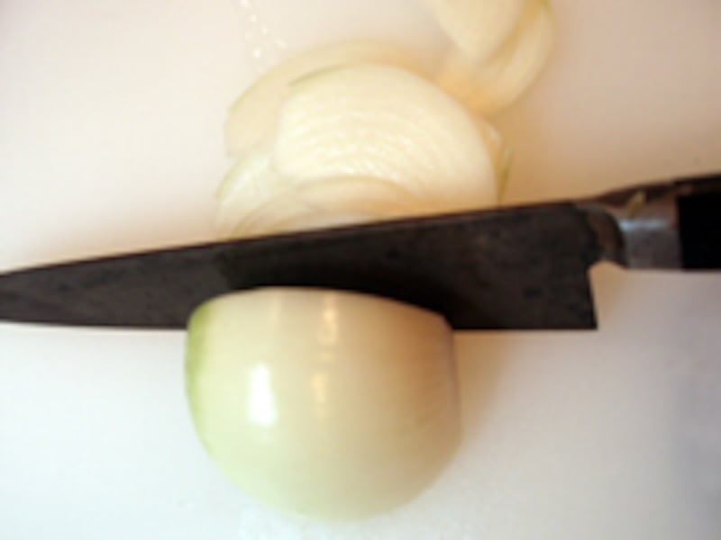 タマネギは薄く繊維にそってスライス