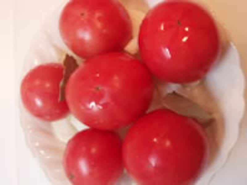 耐熱皿にタマネギとトマトをのせる