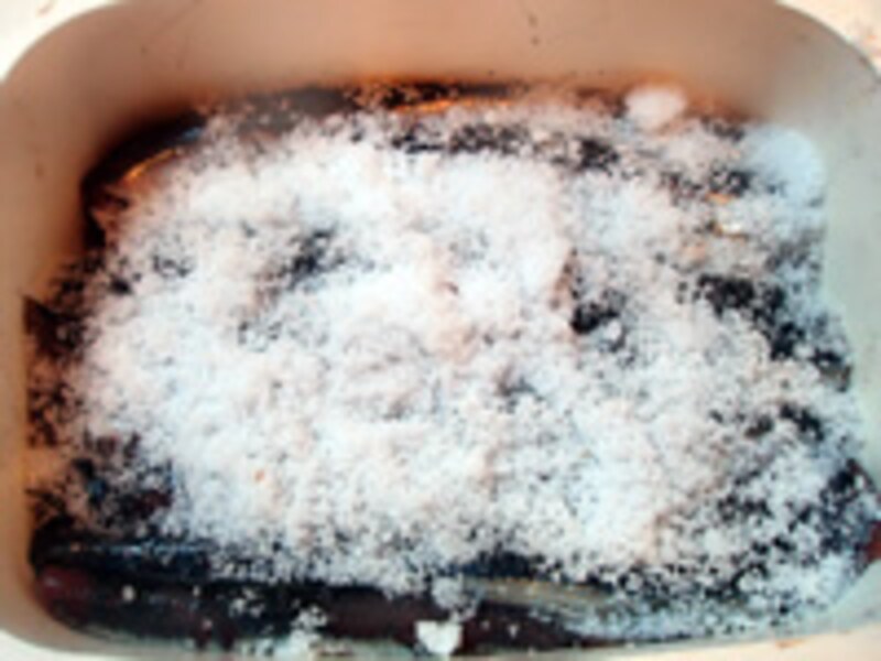 アンチョビに塩をふります。