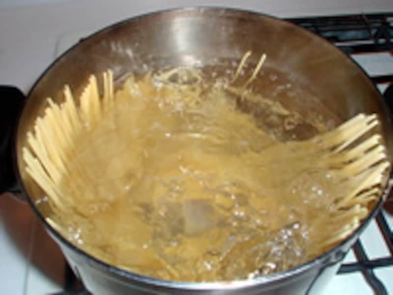 キビ麺を茹でる