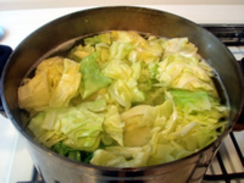 キャベツを茹でます