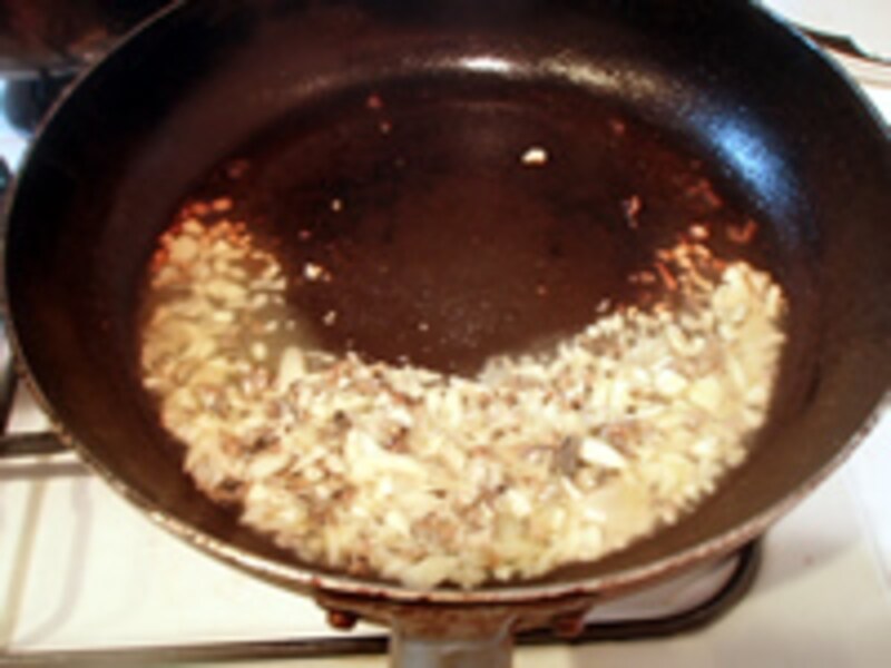 にんにくアンチョビを炒めます