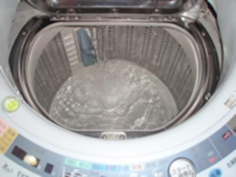 水をはって洗剤をいれます