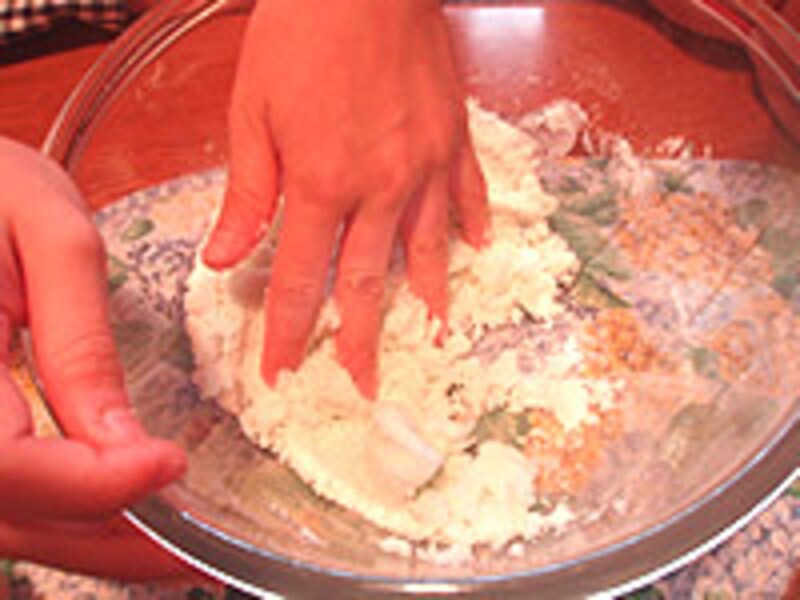 手で均等に固まるようにこねていきます。