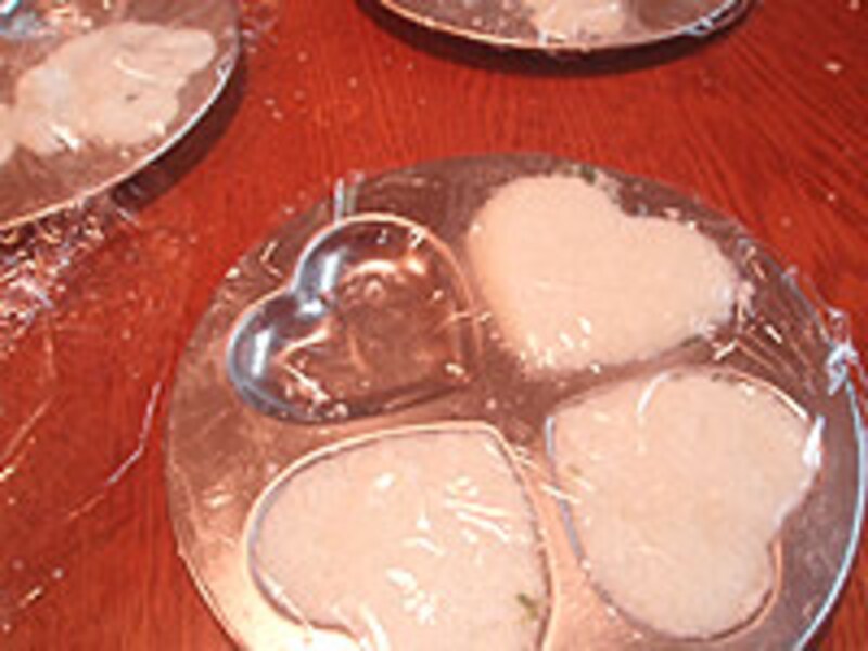 ラップで押し固め1時間ほど置きます。