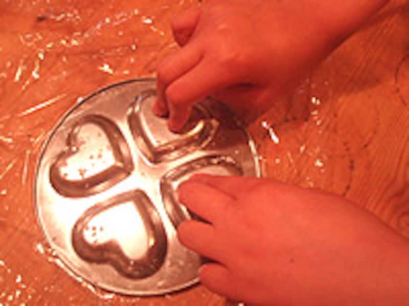 固まったら逆さにしてとりだします。