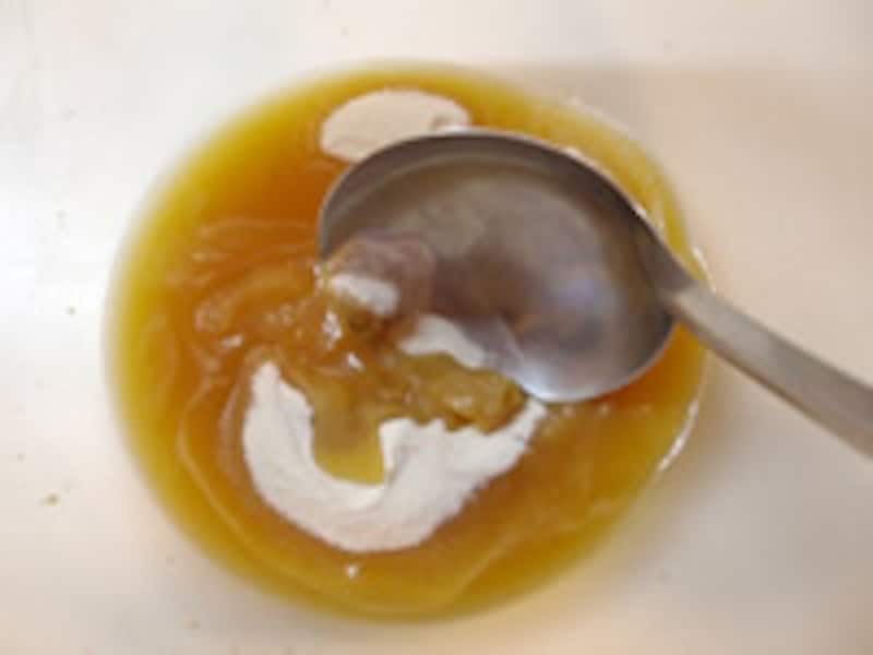 果汁とレモンと砂糖を混ぜる