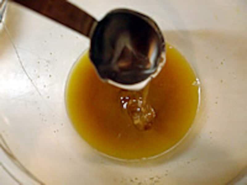 ゼラチンを入れ、ゆすって溶かしたあと、水あめを加えます