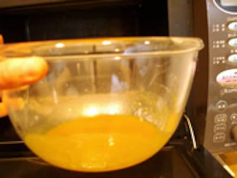 ラップをかけず、電子レンジで約50秒かけて完全に煮とかします