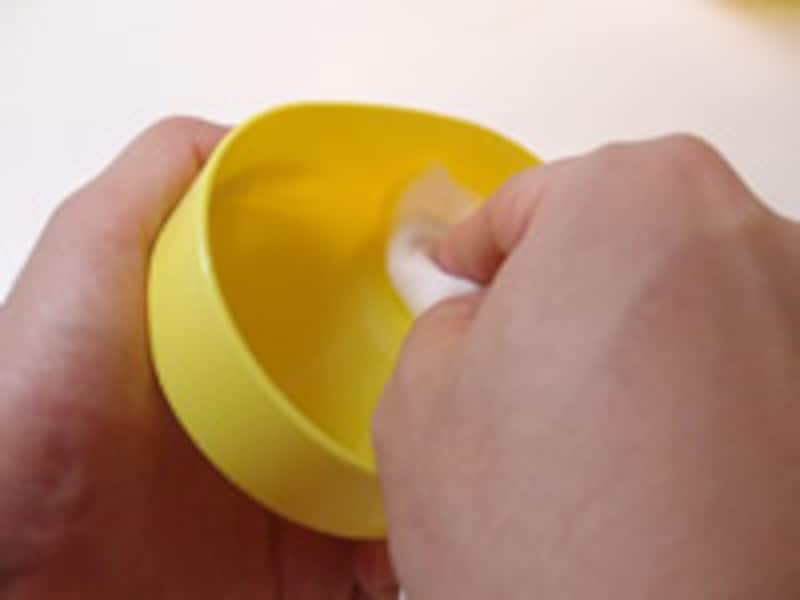 電子レンジにかけている間に容器にサラダ油をぬります