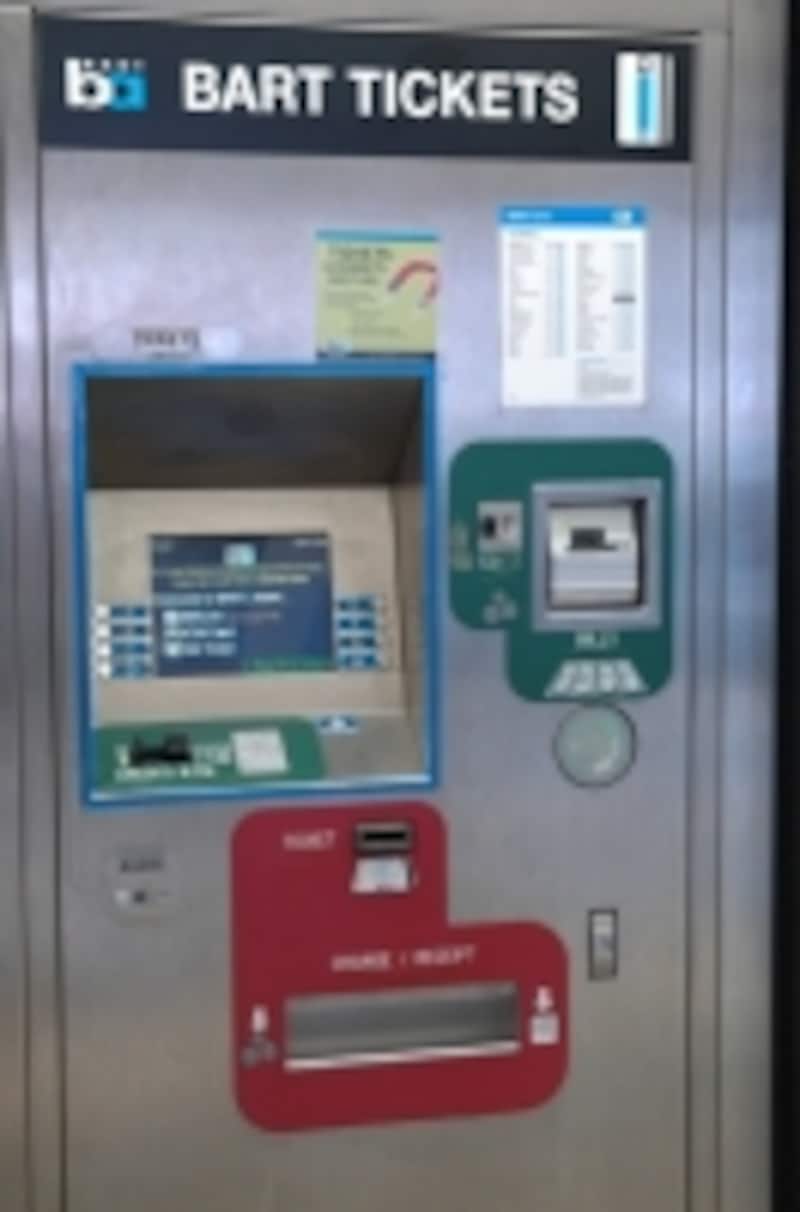 チケットは自動販売機で購入できます。