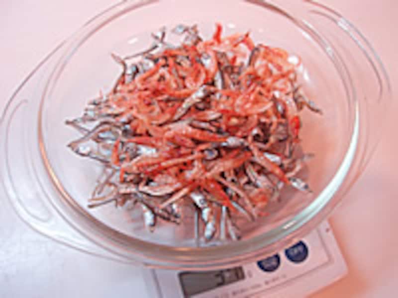 1・にぼしと桜海老を耐熱ガラスに入れてレンジで1分半チンします。