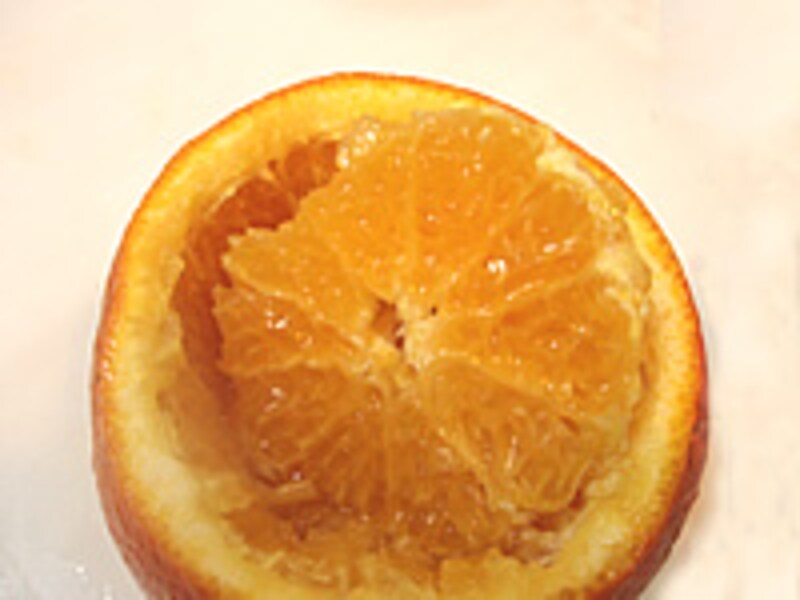 2・上の部分を少し切り落とし、包丁で切り込みを入れて中の果実をくりぬいていきます。