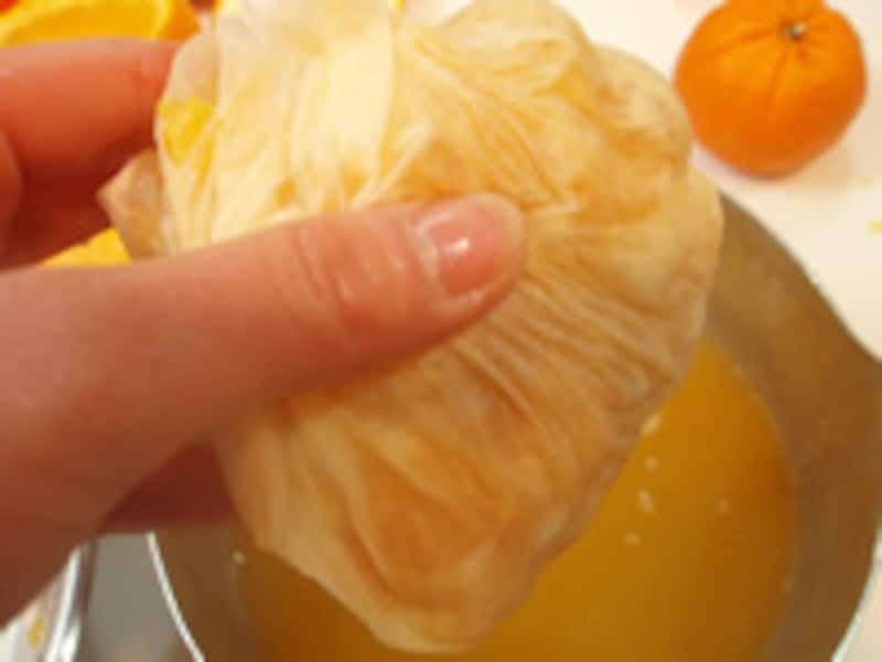 4・果皮を布巾にくるんでよく絞り果汁だけにします。"