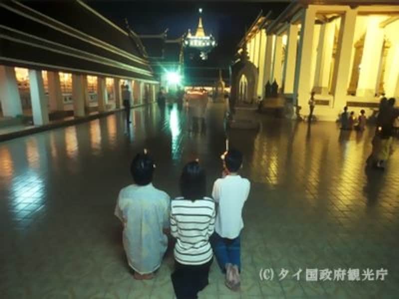 国民の94%が仏教徒のタイ。寺院や祠で手を合わせる習慣は日本と同じ