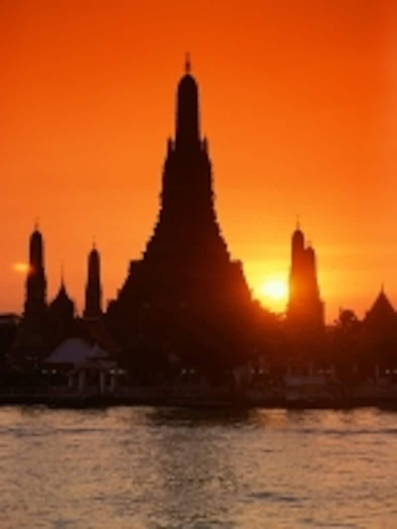 夕日が沈む直前にチャオプラヤー川沿いに浮かび上がるワット・アルン(c)タイ国政府観光庁