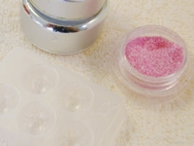 用意するものは市販されているラメなど