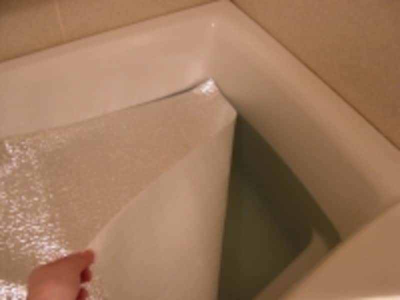 浴槽の蓋を合わせて保温シートも有効。保温シートは100円ショップでも購入可能。