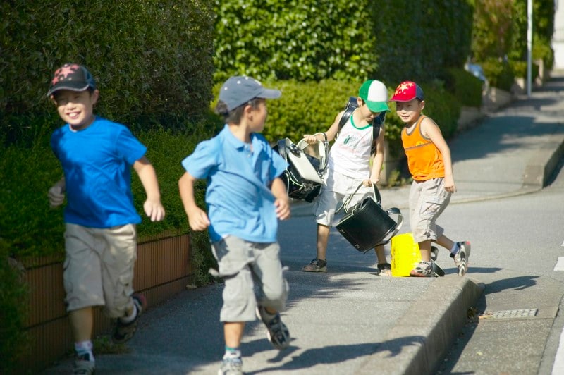 友達同士のトラブルも、怒鳴ってしつけられた子は、怒鳴って解決するようになるでしょう