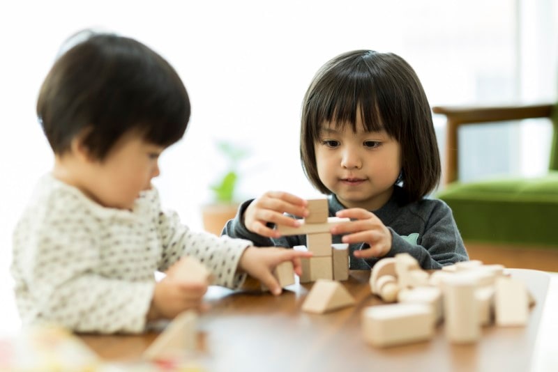 上の子の遊びを下の子が邪魔する、よくある状況です。その場合は上の子の悔しさや悲しさを共有してあげましょう