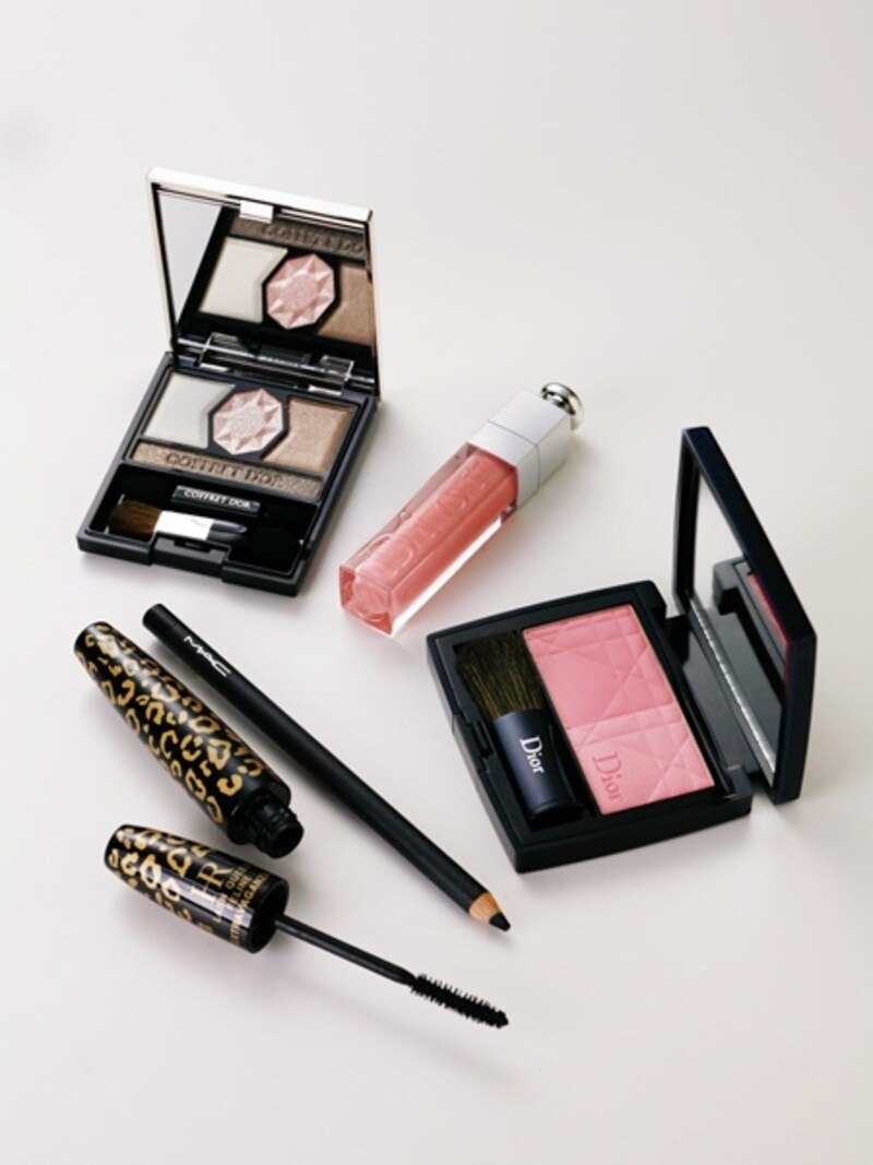 左から、アイシャドウ・マスカラ・アイライナー・リップグロス・チーク