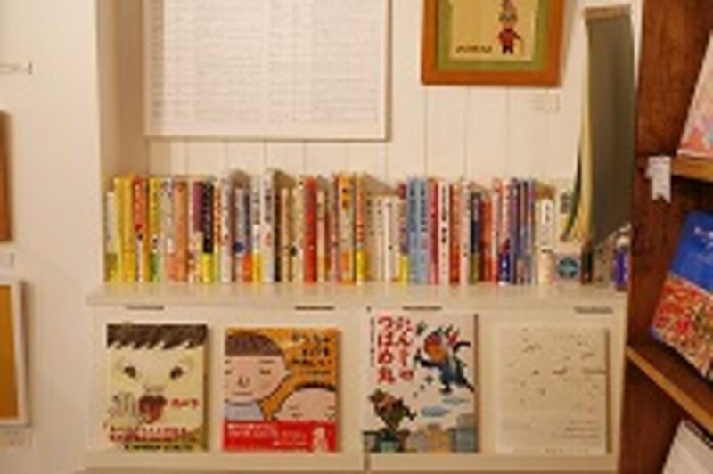 表紙が見える棚