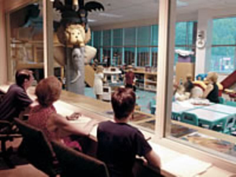 研究所で遊ぶ子どもたち