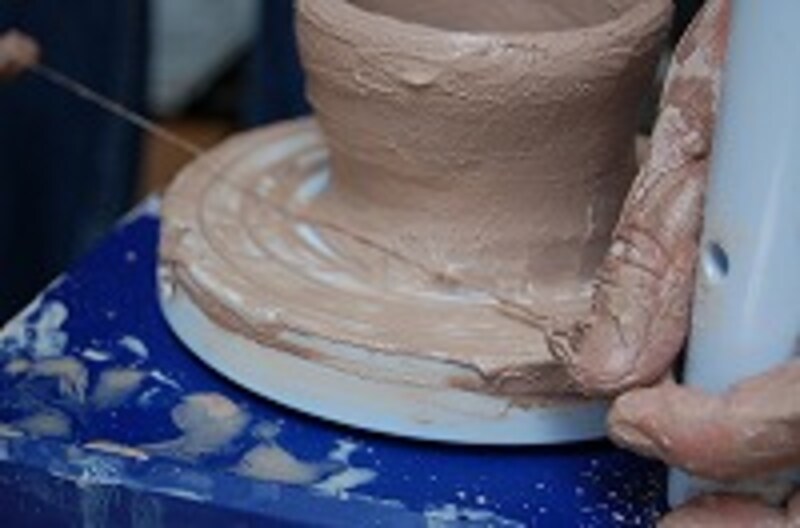 しっぴきでろくろの回転台から作品を切り離す
