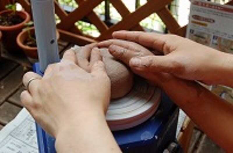 手に水をたっぷりつけて、粘土の塊を円柱状にしていく。