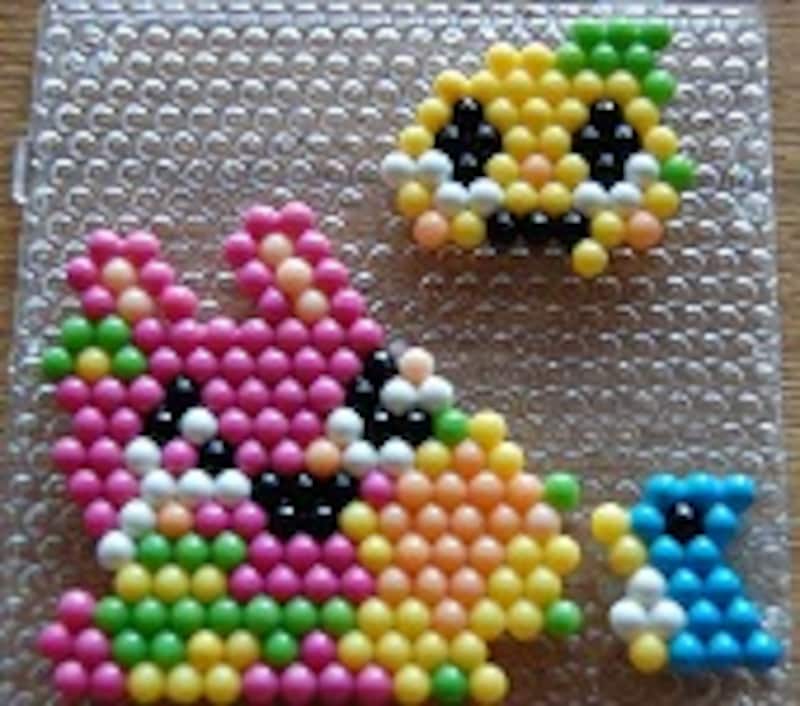 ビーズプレートとベースを合わせてイラストシートの上に置く