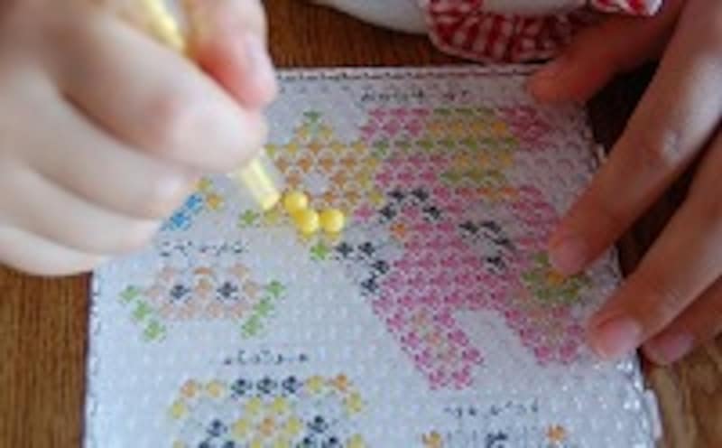 ビーズプレートとベースを合わせてイラストシートの上に置く