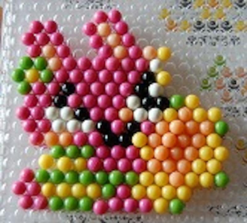 ビーズプレートとベースを合わせてイラストシートの上に置く